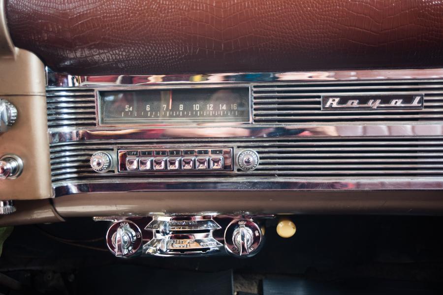 Детали интерьера Chrysler Royal Town & Country Station Wagon (C48S) 1950 года  (фото 19 из 25)